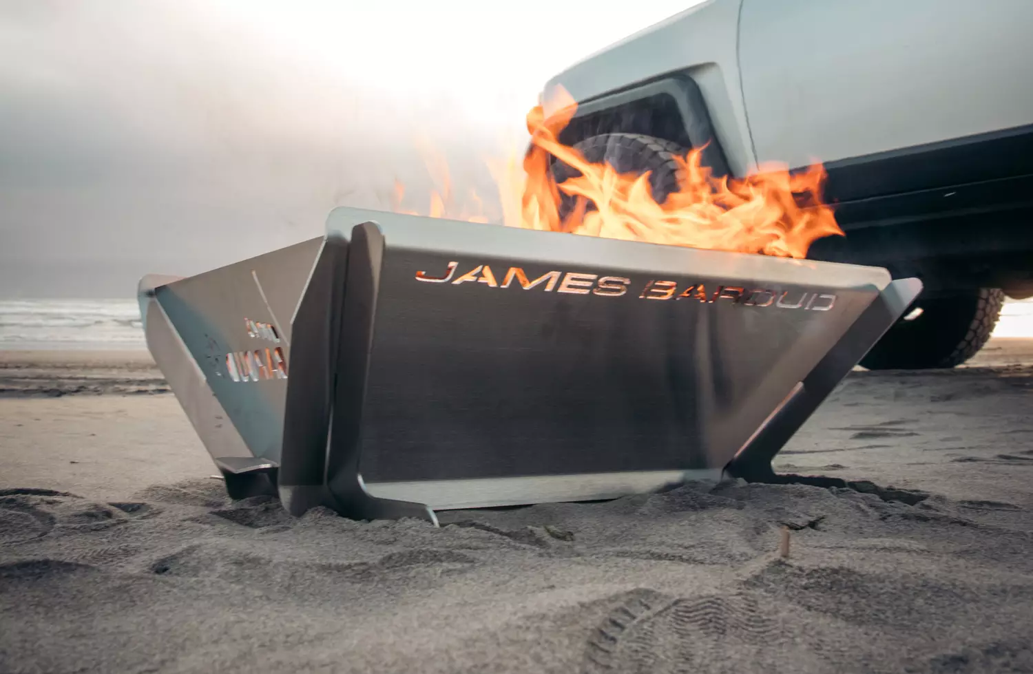 Peter Fiorino @peterfiorino beach camping with his James Baroud BBQ