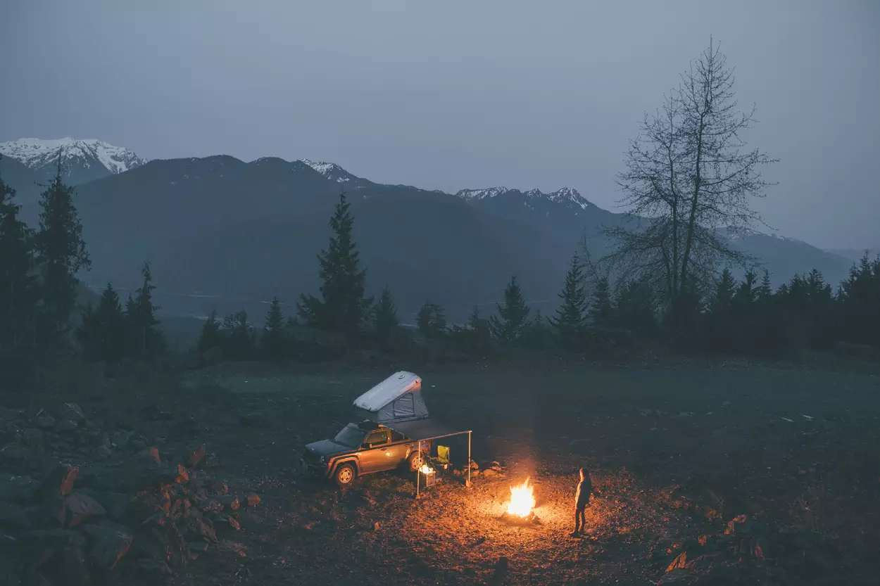 US mountains camping scenario with the James Baroud Space and Classic Awning