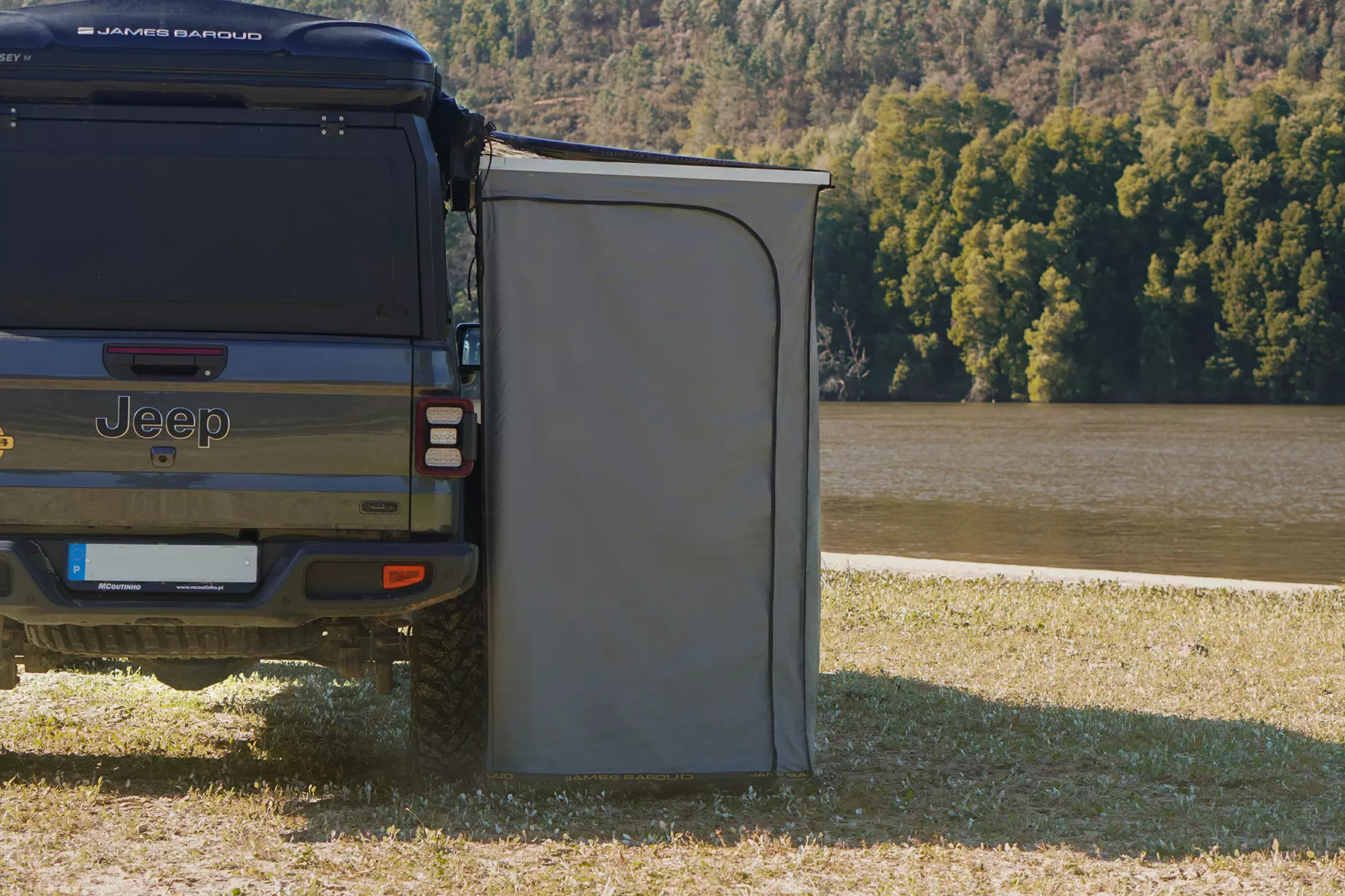 James Baroud Frontier Awning Being Used On a Jeep Banner